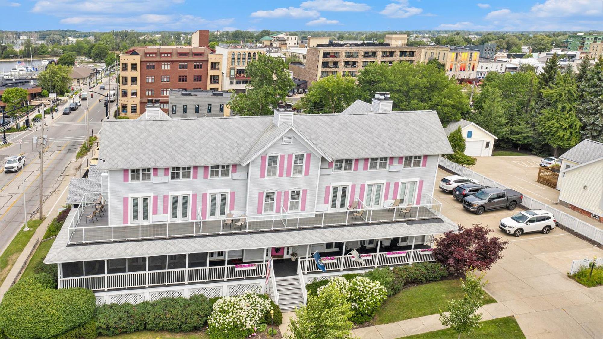 Harbor House Inn Grand Haven Exterior photo