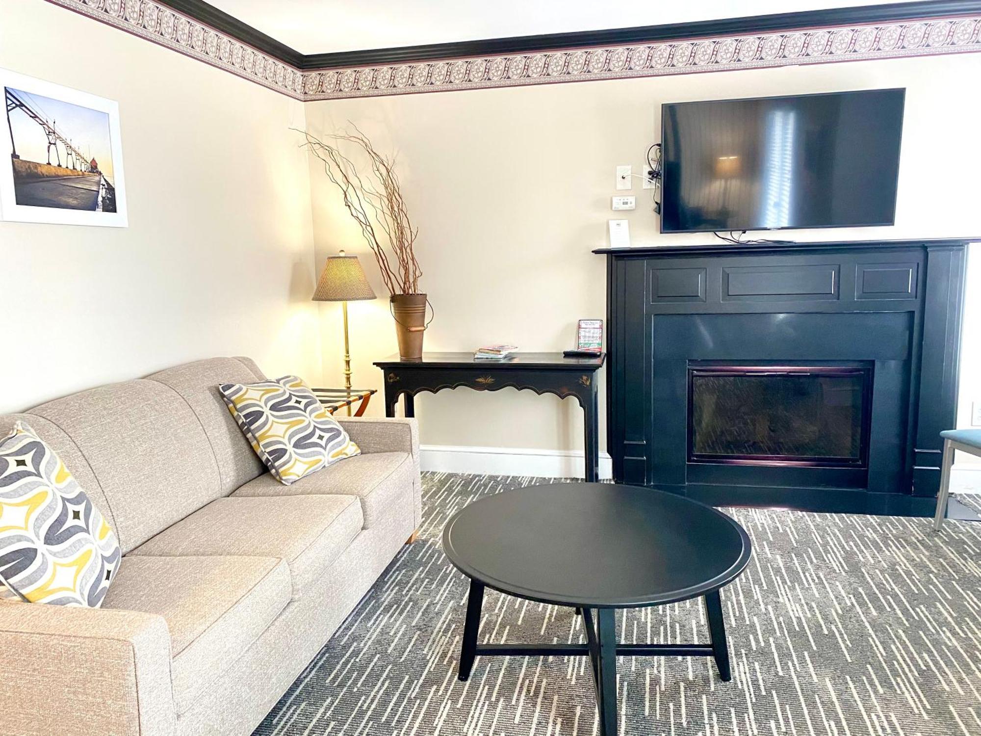 Harbor House Inn Grand Haven Room photo
