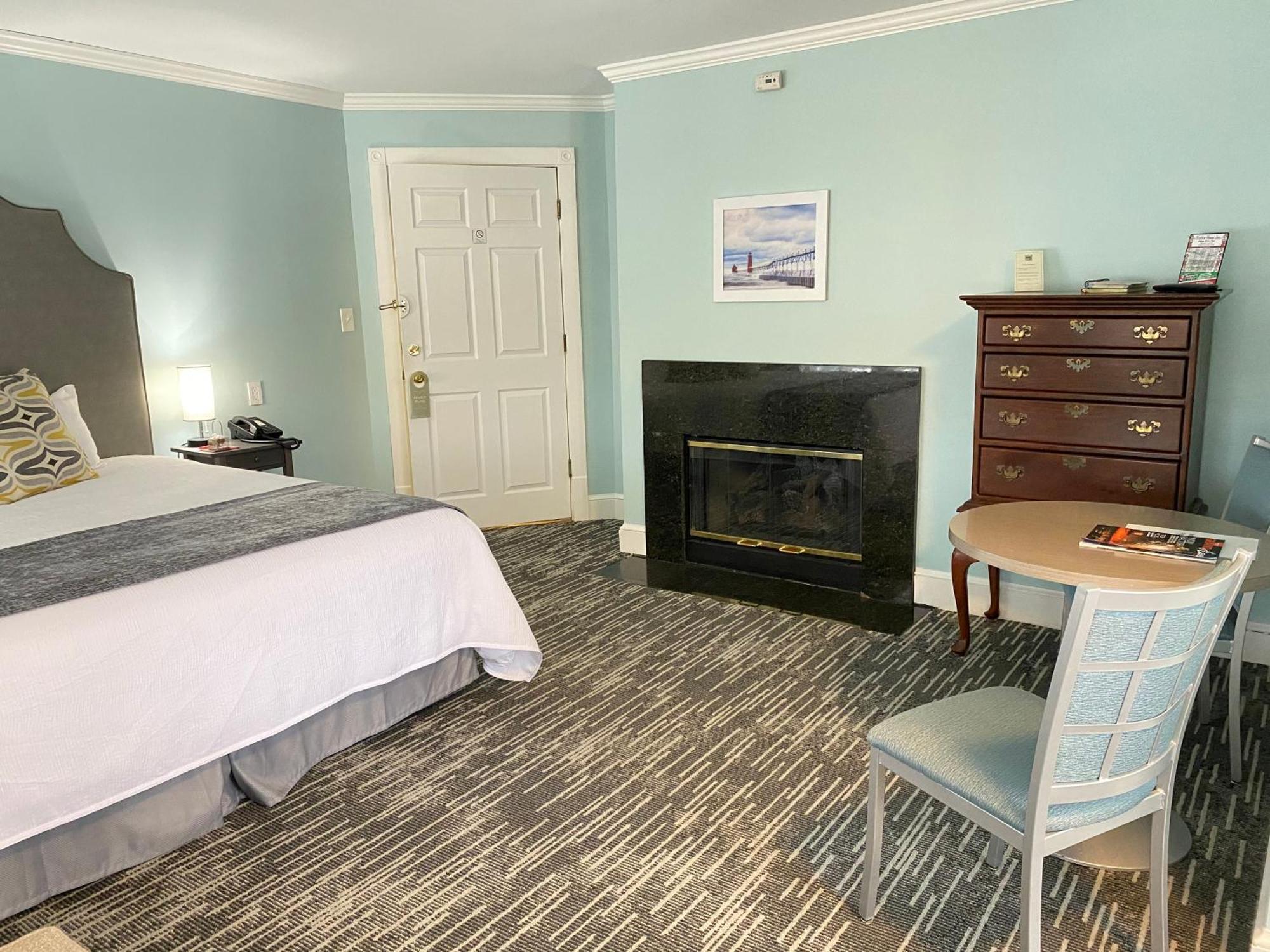 Harbor House Inn Grand Haven Room photo